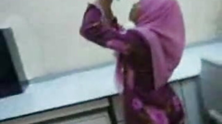 Grace Cherry ana uume mzuri sana! Na ni sehemu nzuri sana ya kupiga picha za ngono za mtindo wa mbwa