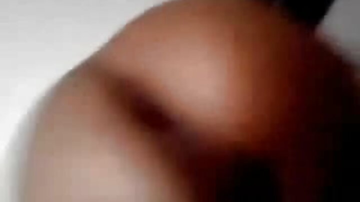 Lipstick Nyekundu ilimeza uume mzima wa mpwa wake mpendwa.