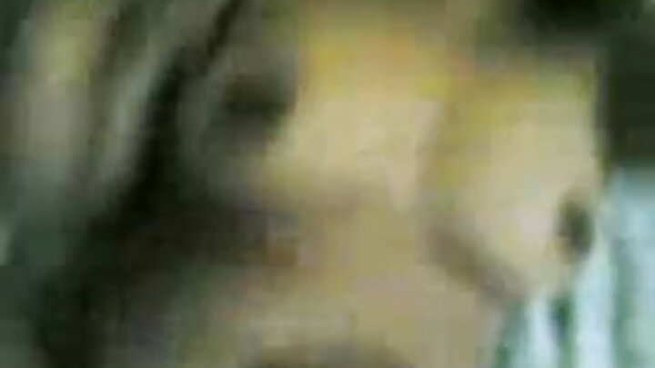 Mbwa mdogo anavua uume wake mdogo, huku mke wake wa jinsia moja akijitundika kwenye uume mkubwa wa rafiki yake kwa shauku.