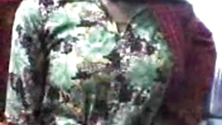 Mbwa mrembo anakua mdogo na mpenzi mwenye misuli.