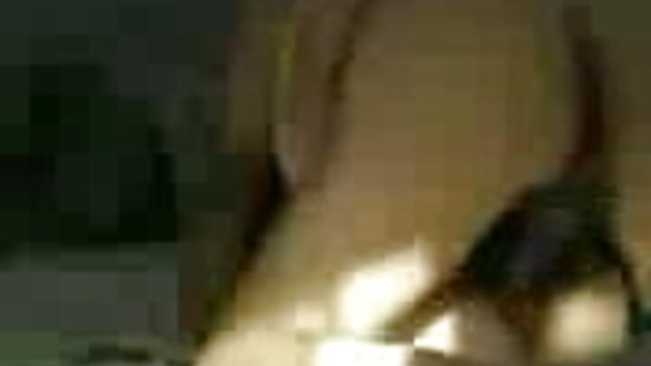 Msichana wa anime mwenye macho ya bluu anapigwa na mashine ya ngono na uume wa rafiki.