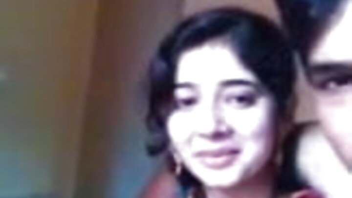 Msichana mlevi kutoka mkoa wa Moscow hajui jinsi ya kushughulikia uke wake mwenyewe.