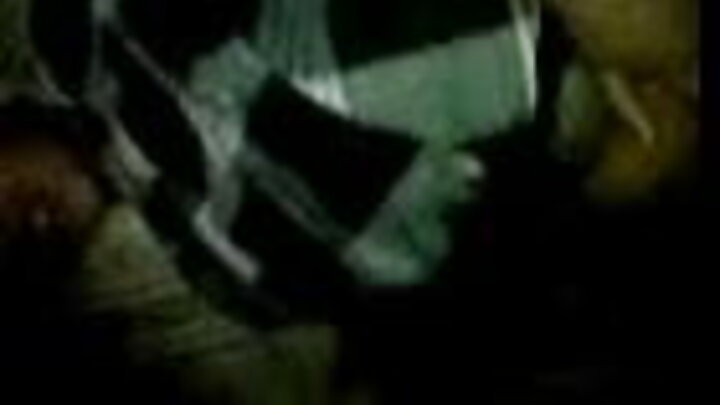 Alimvuruga dada yake kutoka kwenye kitabu chake akiwa na puto tamu