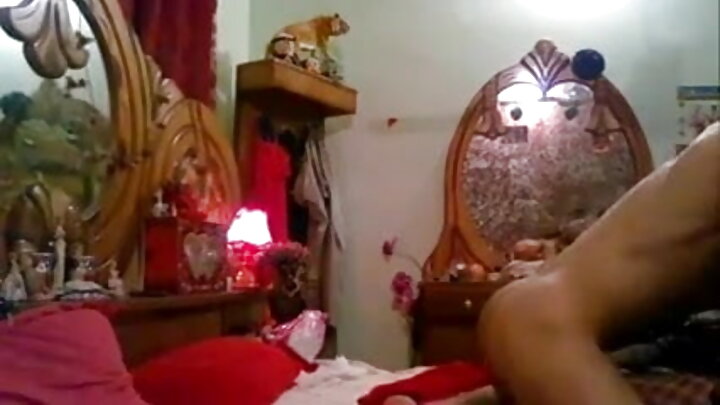 Ndugu mwenye kusukuma anamtongoza dada yake mrembo ili afanye ngono.