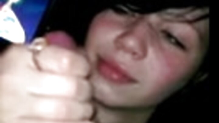 Katika teksi iliyochoka, nitavua chupi yangu, dereva wa teksi, ninifanye ngono, na nifanye ngono ndani yangu (tafsiri ya Kirusi).