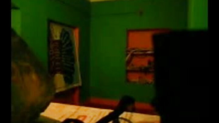 Lerochka mwenye umri wa miaka 21, akiwa amevaa mikanda ya ngozi, anajisalimisha kwa shauku kwa mwanaume ambaye hafanani na uzuri wake