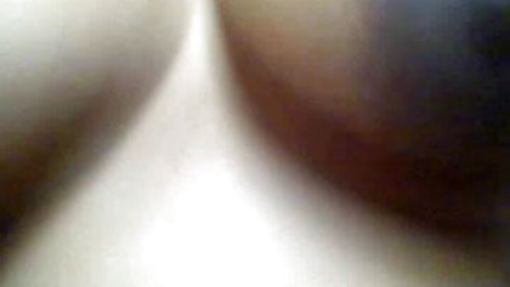 Baada ya kufanya mapenzi na mwanamke mwenye nywele za blonde kwenye kochi, mwanaume huyo alijilaza mdomoni mwa mwanamke huyo mchafu.