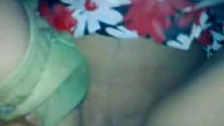 Baada ya kumlaza mwanamke mwenye nywele nyeusi na matiti makubwa kitandani, mwanaume huyo alijichubua kwenye matiti yake yote.