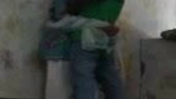 Mpenzi alimfunga mwanamke mwenye nywele nyekundu kwenye miwani na kumtongoza kwa ukali katika kila shimo.