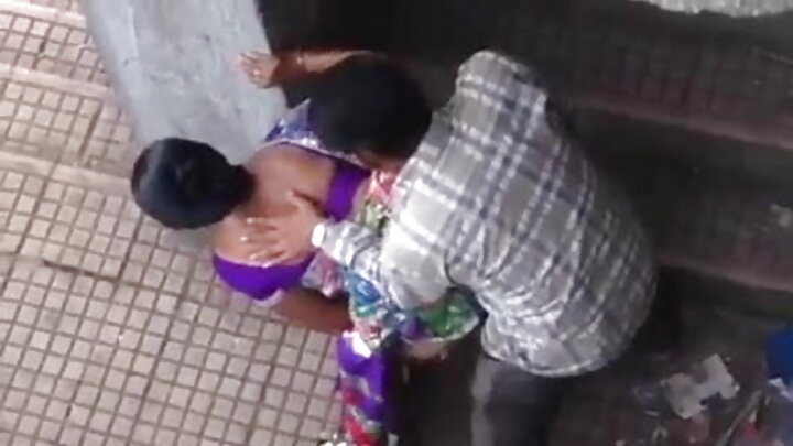 Mwanamke mjamzito anajichua na kunyonya uume