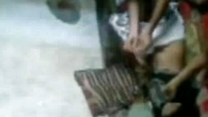 Wanaochuchumaa kwa karibu! Wapigaji punyeto wenye vibrators hupata mshindo wa kioevu!