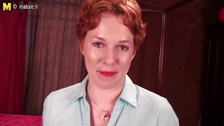 Msichana huyo ni mjanja, lakini hana kitanda cha kuingilia! Na pia anajichua.