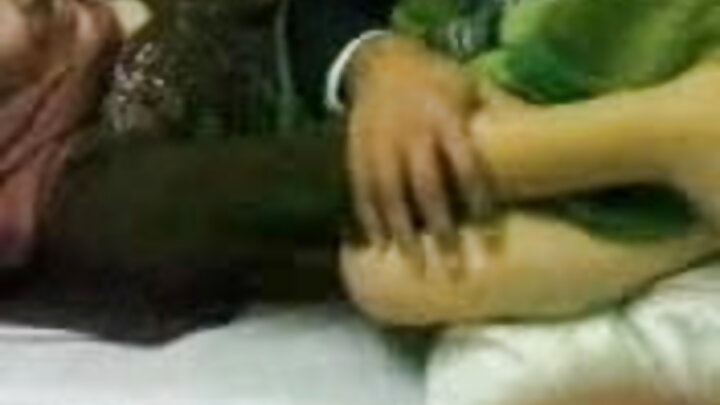 Mwanamke Mlatino aliyevaa nguo za ndani za waridi na mpenzi wake walijichua na kufanya ngono.