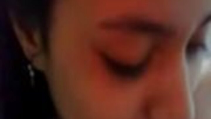 Msichana mrembo Elena anaboresha ujuzi wake katika sanaa ya kupiga viboko, kisha anampa uume wake.