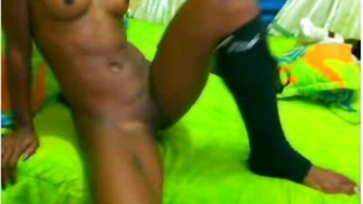 Mpanda farasi mwenye nywele za blonde anatumia mvulana mwenye kichefuchefu kama kifaa cha kuchezea ngono