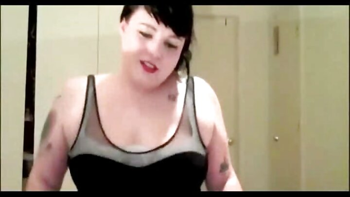 Msichana anapiga gitaa kwa sekunde chache kutoka kwa ulimi wa mwanafunzi mwenzake.