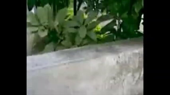 Wapotovu waovu walimjaza msichana huyo mkundu kwa majogoo wawili na kumpiga kwa sauti kubwa