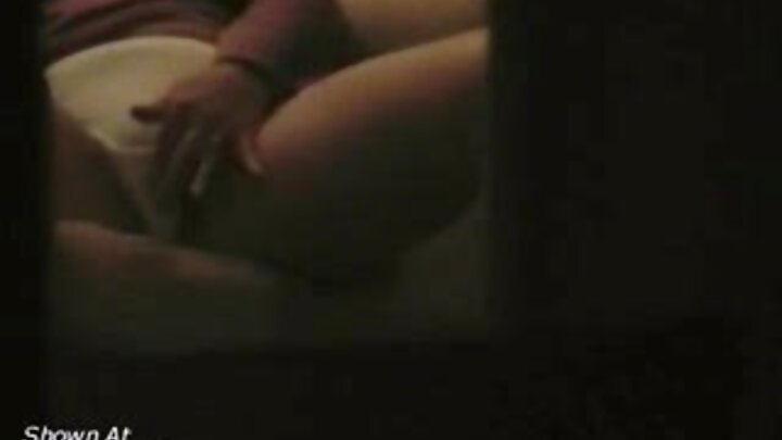 Mwanamke mweusi mwenye kifua gorofa alifanya ngono ufukweni