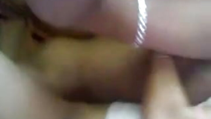 Mwanamke kijana anajitokeza kwa mpenzi wake na kumpa uume wake kwa ajili ya kumpiga mkundu kwa nguvu.