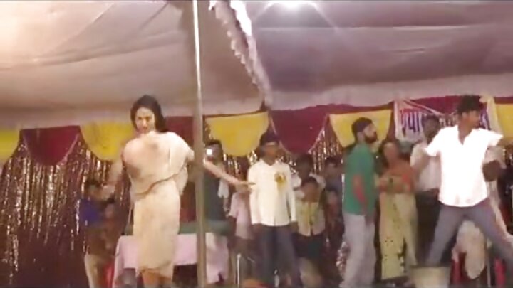 Msichana mwenye nywele nyekundu alifika kileleni na akapiga picha kwenye miwani yake.