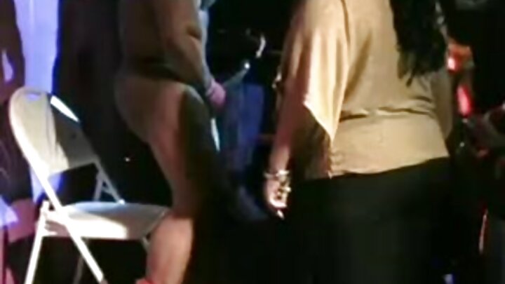 Kifaranga mwenye macho ya bluu alikuja kwa ajili ya somo la kuendesha gari, lakini alipata somo la kuchezea ndani ya gari.