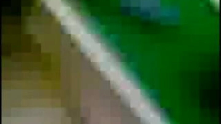 Wapenzi wawili wabaya walimwalika mwanaume mweusi nyumbani mwao. Huku mwanaume mweusi akimtongoza msichana huyo, mpenzi wake alimlamba uume wake.