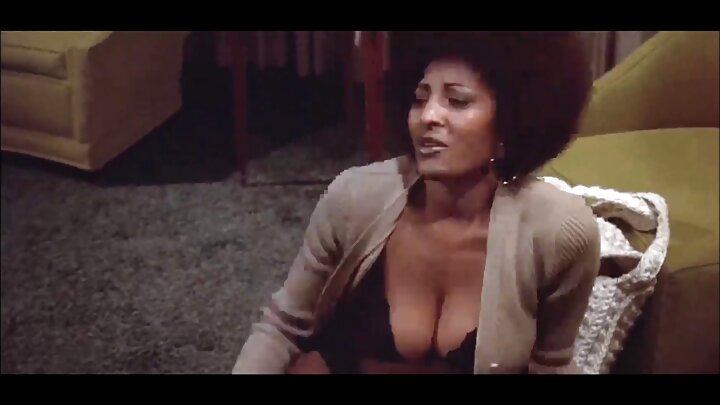 Mke mchafu wa mwanamke mwenye nywele nyeusi wa Kirusi ni mzuri kwa mkundu.