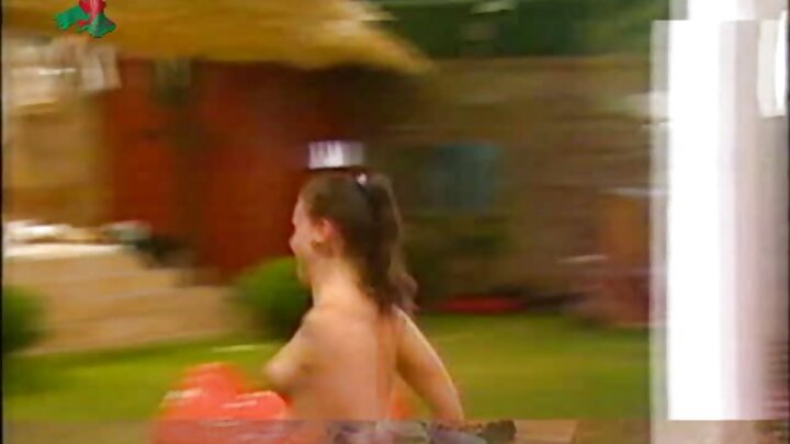 Katyukha anamnyonya mwanaume anayeanguka kwenye mlango wa kuingilia kabla ya kufanya ngono kwenye kingo ya dirisha.