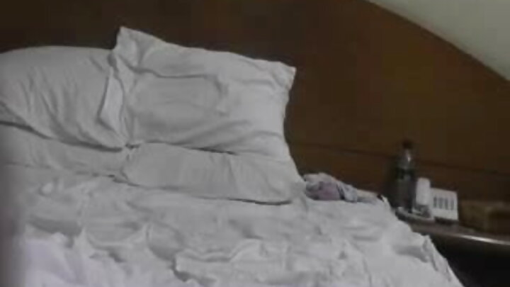 Kumlawiti mpenzi wake mbele ya mama yake wa kambo ilikuwa wazo mbaya... Ilibidi ashiriki.