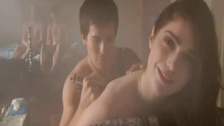 Alichukua ubikira wa mwanamke kijana na kumleta kwenye kilele chake cha kwanza.