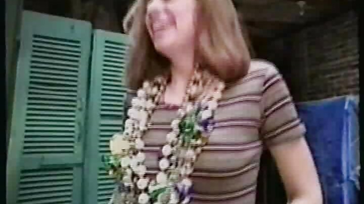 Mwanamke mwenye umri wa miaka 57 aliyevaa soksi kwa urahisi alimleta nyumbani askari kijana.