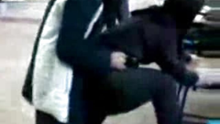 Baba anamtongoza mke wa mwanawe (mwanawe mzee anatengeneza video ya ponografia).