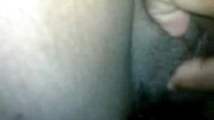 Mwanamume mwenye masharubu alimtongoza MILF, akilamba uume wake uliokonda, kisha akamtongoza kwa ujasiri