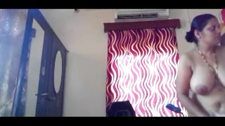 Bibi na Mama walipigania uume wa mjomba wao mdogo (Tafsiri ya Kirusi)