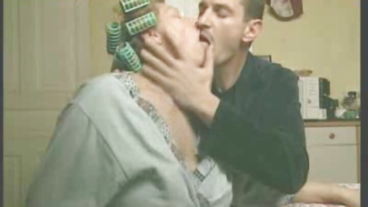 Mwanamume huyo alijikunja huku akiangalia matiti magumu ya dada yake na chupi yake ya waridi iliyobana.