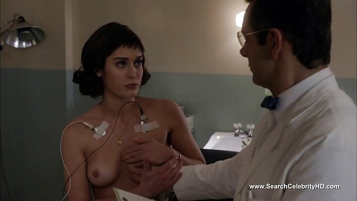 Mwanamke mwenye nywele za blonde aliyevaa kaptura fupi ya denim alinyonya uume mkubwa na kujitundika juu yake.