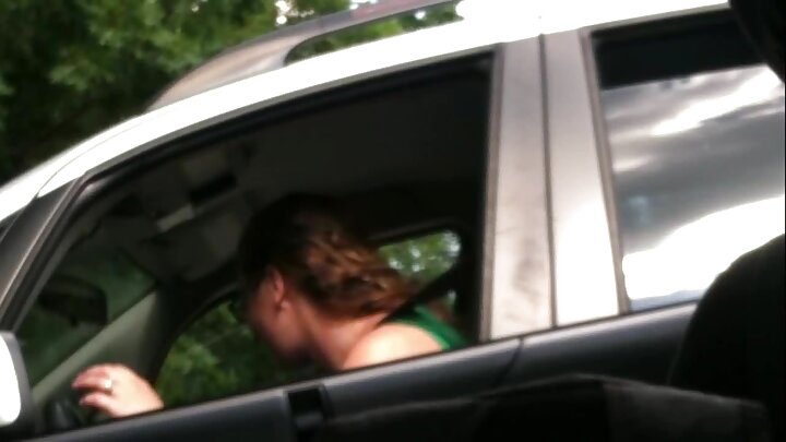 Mwanadada mwenye nywele nyeusi na matiti madogo aliingiza uume wa mwanaume kwenye uke wake ulionyolewa bila kondomu.