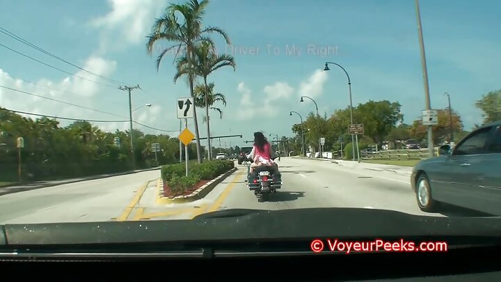 Baada ya kufanya mapenzi akiwa katika hali ya msichana wa ng'ombe, jamaa huyo alimpa bibi yake keki ya creampie, akijilaza kwenye uke wake.