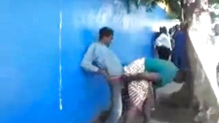Mwanamke wa Kijapani mwenye michoro kwenye matako yake alijitundika kwenye uume wake kisha akamtazama mpenzi wake akitomba ndani ya uume wake.
