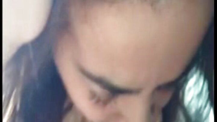 Mtoto kwenye sherehe ya uigizaji yuko kwenye hedhi yake, kwa hivyo Woodman anamtongoza bila huruma!