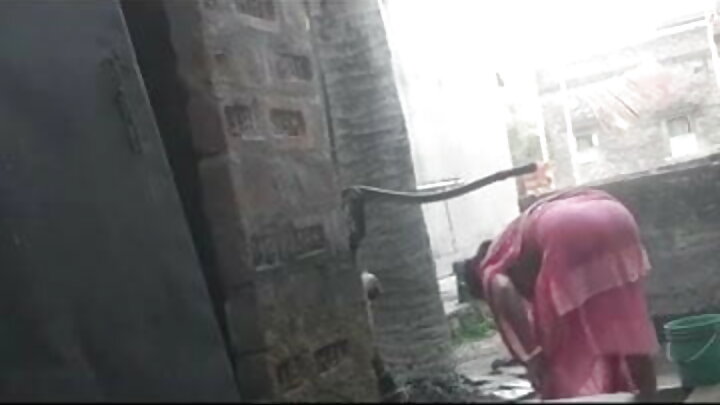 Mwanaume wa mulatto alimtongoza mpenzi wake wa Urusi kwa ajili ya kujifurahisha na kurekodi video ya nyumbani.