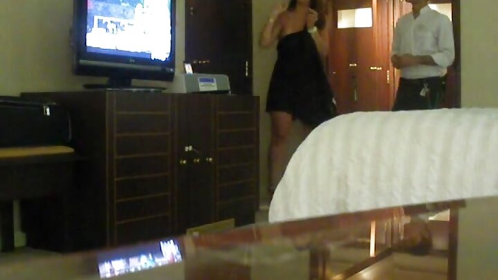 Msichana mdogo, asiye na kizuizi alikuja kwenye onyesho la ponografia kwa ajili ya pesa rahisi.