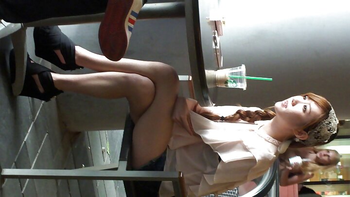 Mwanafunzi mwenye nywele za kimanjano anapenda picha kali za ngono.