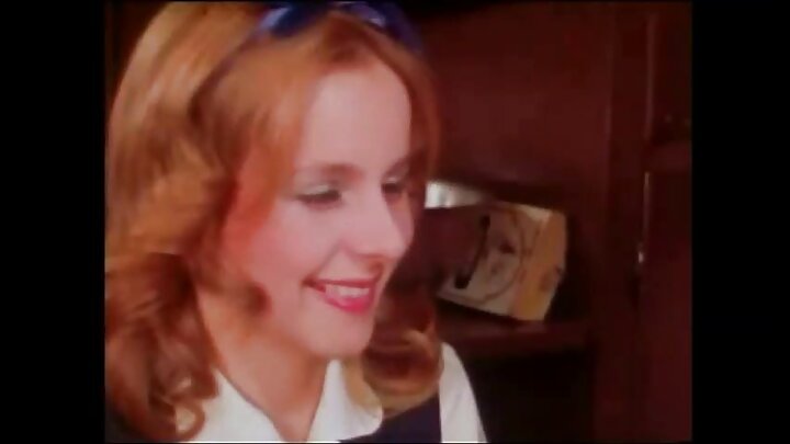 Shabiki wa yoga mwenye nywele za blonde anajitoa kwa mkufunzi katika nyumba ya mumewe aliyevaa mikanda.