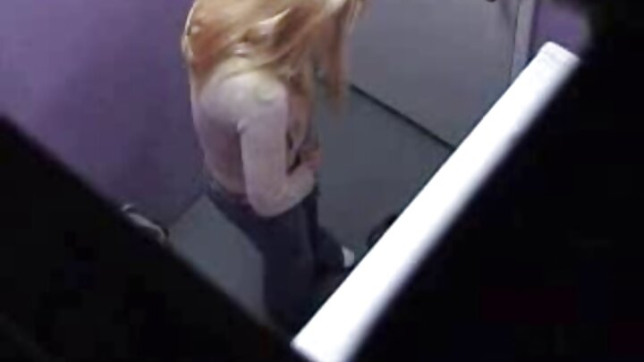 Msichana mwenye nywele za blonde anajichua kabla ya kifungua kinywa ili kuepuka kupata uzito.