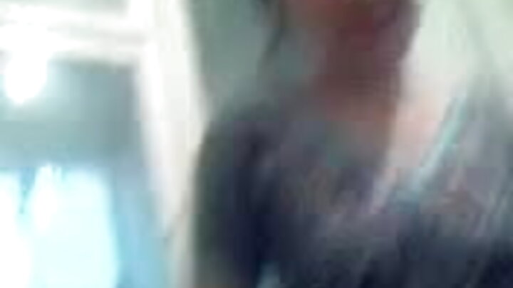 Nilikutana na mwanamitindo wa kamera ya wavuti ya Urusi barabarani. Alinipiga ngumi karibu na uzio na akanialika nyumbani.