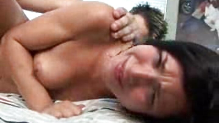 Kujichua kwa njia isiyo ya kawaida kupitia jeans zilizoraruka humleta msichana kwenye kilele cha msisimko.