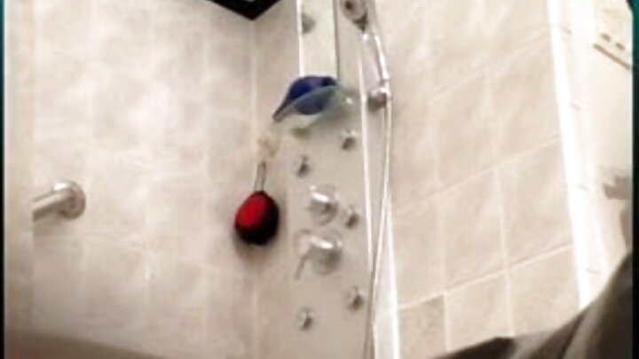 Mwimbaji huyo mwenye miguu mirefu hawezi kuimba hata kidogo, lakini mashimo yake yote yanafanya kazi.