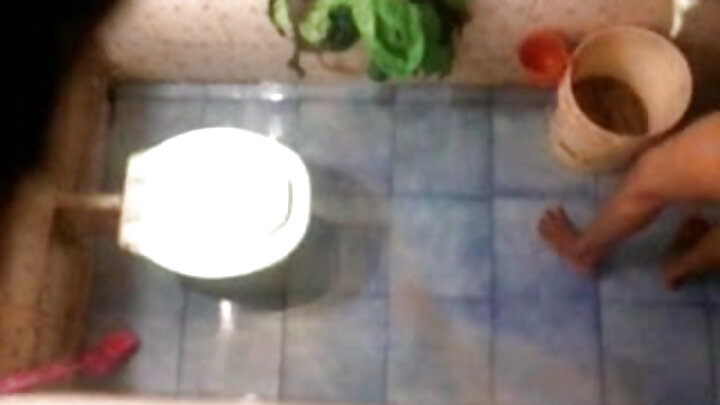 Wanafunzi wa Urusi Valya na Lena wanaketiana kwa zamu kwenye uume mgumu