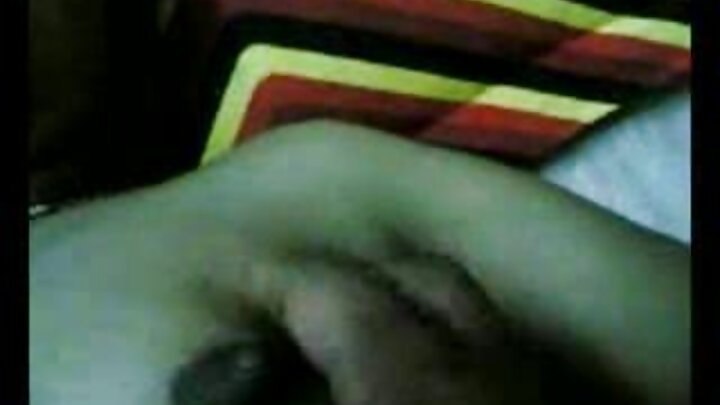 Msichana mjinga mjanja, asiye na matiti makubwa alidanganywa kufanya ngono kwenye sherehe ya kuapishwa na mwanaume mzee mjanja.